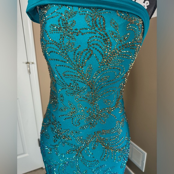 Johnathan Kanye 2872 Teal Blue gown - Picture 4 of 8